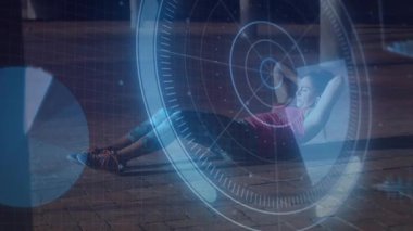 Şafak vakti güverteye bir kadın geliyor. Çekirdek mekiği için gövdeyi kaldırırken nefes veriyor. Dönen fitness HUD ile. Fitness, teknoloji, sağlık, açık hava, sağlık, dijital, egzersiz