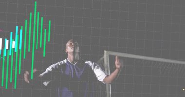 Kaleyi koruyan futbolcu, rakip hücum olarak kollarını kaldıran analitik bar grafiklerini izliyor. Atletik, rekabetçi, dijital, gece vakti, yoğunluk, performans, stadyum