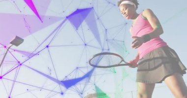 Sporcu top atıyor ve tenis kortunda performans gösteren teknik grafiklerle servis yapıyor. Spor, rekabet, dijital, eğitim, fütüristik, hareket, açık hava