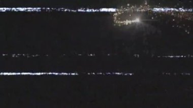 Sağ üstte görünen altın parıltılar yanıp sönen çizgilerin üzerinde tanecikler oluşturarak kar yağışı yaratıyor. Soyut, dijital, fütüristik, hareket, parıltı, teknoloji, dinamik