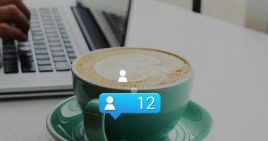 Fincanın üzerinde mavi baloncuk beliriyor, dizüstü bilgisayarlarda yumurtlama ikonlarının sayısı artıyor, bağlılık büyümesini gösteriyor. Sosyal medya, katılım, büyüme, dijital etkileşim, çalışma alanı, modern iletişim