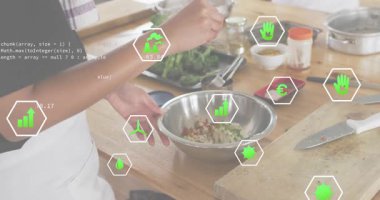 Ev aşçısı baharat kepçeleme ve kıvırma marullarını toplarken aynı zamanda animasyon sürdürülebilirlik ölçümlerini de izliyor. Mutfak, sağlıklı, çevre dostu, modern, yaşam tarzı, hazırlık, minimalist