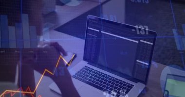 Analist, dizüstü bilgisayarın gösterge panelinin yükselen çizgi grafiğine tepki verirken veri örtülerini değerlendiriyor. Analizler, veri görselleştirme, iş zekası, profesyonel, modern, dijital, yenilikçi