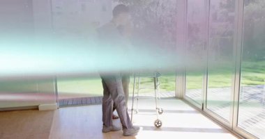 Fizyoterapist, denge için Walker 'ın ağırlığını cam kapıya doğru kaydırıyor. Rehabilitasyon, hareketlilik, yaşlanma, iyileşme, sağIık, terapi, yardımcı cihazlar