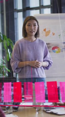 Grafik üzerinde ok animasyonu, beyaz tahtadaki raporları iş arkadaşlarına açıklıyor. Dijital bileşik, çoklu pozlama, iş, büyüme, planlama ve takım çalışması kavramı.