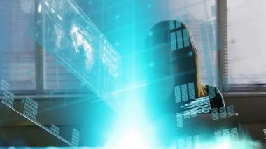 Dünya Haritası UI 'yi harekete geçiren kupadan yudumlayan bir kadın laptopta veri analizi yapıyor. Gelecekçi, yenilikçi, teknoloji, veri görselleştirme, iş dünyası, kurumsal, şık