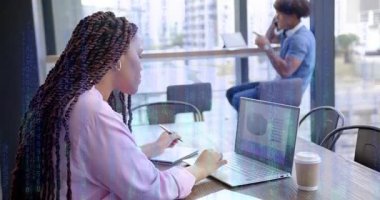 Animasyon çizelgesine göre dizüstü bilgisayardaki iş verilerini incelerken notları güncelleyen kadın. İşbirliği, üretkenlik, yenilik, modern, profesyonel, işyeri, takım