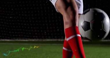 Futbolcu sahada topa vuruyor ve spor eğitimi için ayak, kalça ve göğsüyle hokkabazlık yapıyor. Sporcu, antrenman, hareket, dinamik, performans, açık hava, beceri