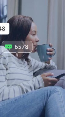 Akıllı telefonları kontrol ediyorum. Çevresi animasyon sosyal medya bildirimleriyle çevrili bir kadın. Teknoloji, bağlantı, iletişim, yaşam tarzı, etkileşim, dijital