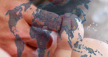 Bebek yetişkin parmağı kavrayıp küresel bağlantıyı görselleştiren veri simgeleriyle haritayı ortaya çıkarıyor. Bağlantı, yetiştirme, yenilik, dijital, büyüme, bakım, teknoloji