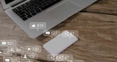 İkinci saniyede maddeleşen simgeler, yükselen, dizüstü bilgisayarın etrafında düşen ve nişan değişimlerini gösteren aygıtlar. Teknoloji, dijital, bağlantı, yenilik, analitik, modern, iletişim