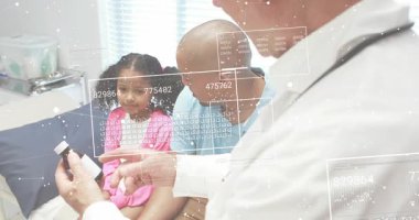 Doktor, ebeveyn-çocuk için güvenli kullanım için dozajı açıklayan arayüzle ilaç şişesini döndürüyor. Tıbbi, aile, sağlık, güvenlik, iletişim, meslek, eğitim