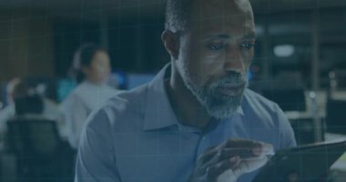 Olgun adam kontrol odasında tablet tıklatıyor, holografik UI üretiyor ve ağ ayarlarını ayarlıyor. Teknoloji, yenilik, işbirliği, fütüristik, dijital, veri, şirket