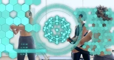 Bantları tutan, üstüste binen, yan çekiş yapan, pilates yapan kıvırcık saçlı kadınlar. Fitness, health, wellness, strength, technology, innovation, teamwork