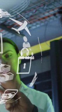 Çeşitli erkek ve kadınların üzerinde ikonlar olan dünyanın animasyonu. Mühendisler bilgisayar sunucusunu kontrol ediyor. dijital arayüz, bulut hesaplama konsepti ve teknoloji konsepti dijital olarak oluşturulmuş video.