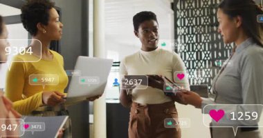 Sosyal medya simgelerinde artış gösteren üç profesyonel yükseltici cihaz. İşbirliği, takım çalışması, dijital, iletişim, analitik, modern, profesyonel