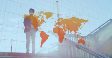 Kareye giren iş adamı soluk harita katmanına, aşağı inen merdivenlere kayışı düzelten yukarı bakan adama neden olur. Kurumsal, profesyonel, kentsel, teknoloji, veri, navigasyon, zihniyet