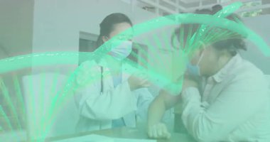 Doktor aşı çiziyor, kolu dezenfekte ediyor ve yeşil sarmal sürüklenirken dozu enjekte ediyor. Tıbbi, klinik, sağlık, aşı, aşılama, profesyonellik, kısır