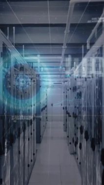 Sunucu odasında veri işleme animasyonu. küresel teknoloji, veri işleme ve dijital arayüz kavramı dijital olarak oluşturulmuş video.