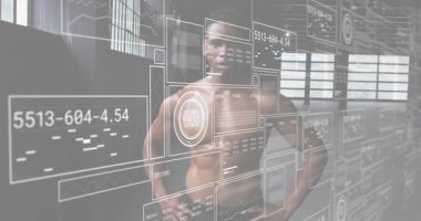 Çatı katında dikilen adam, arayüz tarafından taranıyor. Sağlık verileri için gövde üzerinde kayboluyor. Futuristik, biyometrik, teknoloji, fitness, yenilik, dijital, arayüz