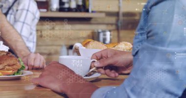 Erkek müşteri kafe tezgahında fincanın yanında dinleniyor, tutacağı kavrıyor ve sabah kahvesinin tadını çıkarıyor. Kahve, içecek, kahvaltı, esnaf, konukseverlik, rahat, sıcak.