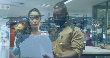 Dünya haritası üst üste dizüstü bilgisayardaki verileri gözden geçirmek, iş kıyafetleri giyen meslektaşlar. İşbirliği, teknoloji, yenilik, dijital, profesyonel, çalışma alanı, analitik