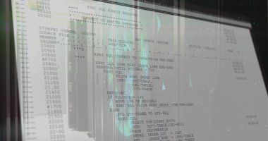 Veri merkezinde SQL veritabanı komutlarını gösteren bilgisayar monitörü gösteriliyor, raf yansımaları ile. Teknoloji, veri, siber güvenlik, dijital, altyapı, programlama, ağ