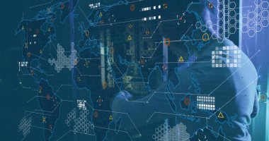 Bilgi teknolojisi teknisyeninin, sunucu odasındaki kabloları holografik harita kaplaması ile ayarlaması, uzayı kopyalaması. Teknoloji, veri merkezi, siber güvenlik, bağlantı, fütüristik, dijital, altyapı