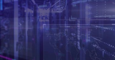 Parlayan sunucu, harita kaplama ve ağ kabloları ile veri merkezi salonunda döküm ışığı raflarına asar. Teknoloji, siber güvenlik, dijital, fütürizm, ağ, altyapı, yenilik