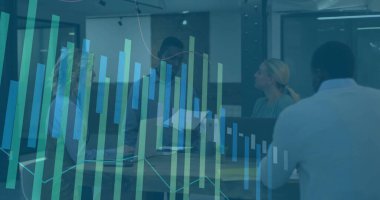 Konferans odasında dizüstü bilgisayarlar ve bar çizelgeleriyle ölçümleri tartışan dört iş arkadaşı. İş, takım çalışması, yenilik, veri analizi, şirket, üretkenlik, modern