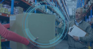 Genişletilmiş işçi, depo koridorundaki panoyu tutan yöneticiye büyük bir karton kutu veriyor. Lojistik, envanter, sanayi, organizasyon, takım çalışması, üretkenlik, depolama