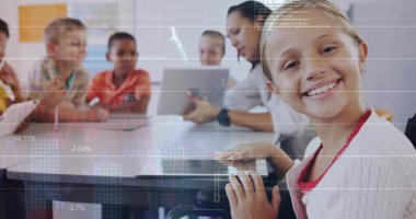 Sınıfta gümüş dizüstü bilgisayarı ve çizelgesi olan beyaz masaya yaslanan gülümseyen kız, kopyalama alanı. Eğitim, işbirliği, öğrenme, teknoloji, gençlik, takım çalışması, yenilik