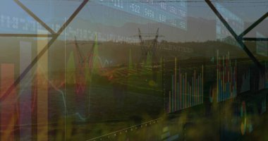 Akşamları çimenlik alanın üzerinde dijital analitik kaplamalarla birlikte kafes kuleleri sergileniyor. Enerji, altyapı, veri görselleştirme, teknoloji, güç şebekesi, yenilenebilir, sürdürülebilirlik