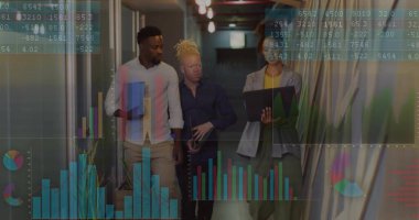 Yürüyen ekip ofis koridorundaki verileri mavi klasör, dizüstü bilgisayar, saydam çizelgeler ve grafiklerle analiz ediyor. Profesyonel, işbirliği, analitik, modern, kurumsal, stratejik, takım çalışması