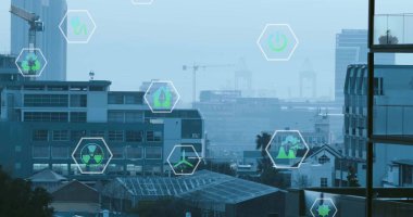 Yüzen altıgen simgeler şehir siluetinde vinçlerle birlikte yeşil enerji fikirlerini gösteriyor. Kentsel, teknoloji, sürdürülebilirlik, yenilik, altyapı, ekolojik bilinç, modern