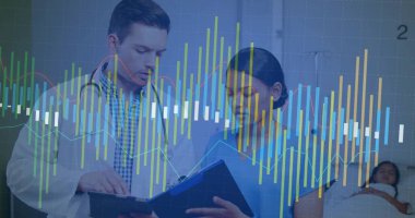 Beyaz önlüklü doktor ve ameliyat hemşiresi hastane yatağındaki panoya bakıyor. Veri tablosu örtüşüyor. Tıbbi, sağlık, klinik, profesyonel, teşhis, yenilik, dijital