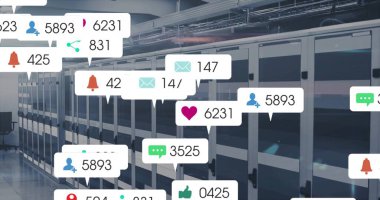 Veri merkezinde izlenmekte olan merkezi sunucu rafı dolapları, bildirim simgeleri gösteriliyor. Teknoloji, altyapı, siber güvenlik, fütüristik, endüstriyel, dijital, kurumsal