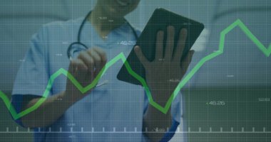 Klinikteki önlük ve steteskop üzerinde yeşil kaplamalı tablet üzerindeki grafiği analiz eden bir klinisyen. Tıbbi, sağlık, dijital, analitik, profesyonel, teknoloji, bilim