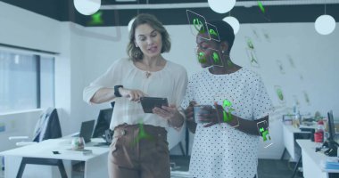 Elinde kahve fincanı, bluzlu iş arkadaşları AR veri simgeleriyle ofisin içindeki tablet ekranı işaret ediyor. Şirket, işbirliği, teknoloji, iletişim, modern, profesyonel, yenilik