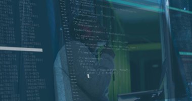 Cam ekran paneli üzerinde çalışma kodu, veri merkezinde kazak giyen adam, sunucu rafları. Teknoloji, siber güvenlik, yenilik, dijital, ağ, fütürist, veri