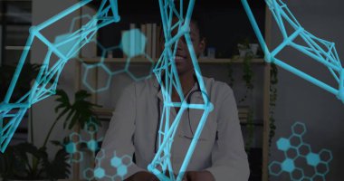 Steteskoplu beyaz önlüklü doktor, tıp ofisinde yüzen mavi hologramları analiz ediyor. Sağlık, tıp, yenilik, teknoloji, profesyonel, bilimsel, bilim