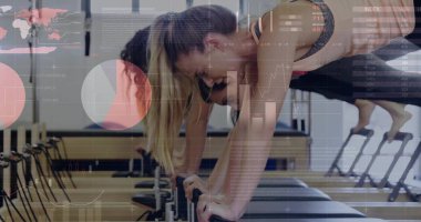 Tahta tutuyorlar, beş kadın duvarları aynalı olan ahşap zemin atölyesinde yenilikçi makineler üzerinde egzersiz yapıyor. Zindelik, sağlık, güç, esneklik, farkındalık, kaporta çalışması, minimalist