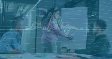 Ofis konferans odasında elinde not defterleri ve kahve fincanlarıyla beyaz tahtayı gösteren kadını takdim ediyorum. İşbirliği, takım çalışması, beyin fırtınası, üretkenlik, profesyonel, modern, iletişim