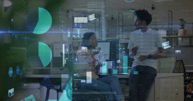 İş yerinde ellerinde pastalar, kupalar ve veri örtüleri olan atıştırmalık molası veren iş arkadaşları. İşbirliği, işyeri, üretkenlik, modern tasarım, takım çalışması, iletişim, iş gündelik