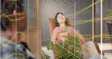 Küp 'ü başlatan kadın meslektaşım konuşuyor ve bulutlar veri içgörülerini canlandırıyor. Profesyonel, işbirliği, yenilik, veri, analiz, teknoloji, iletişim