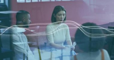 Kağıt okuyan bir kadın, noktalı dalga fırıl fırıl atarken iş toplantılarında fikir almak ve el kol hareketi yapmak istiyor. İşbirliği, iletişim, tartışma, profesyonellik, takım çalışması, modern, dinamik