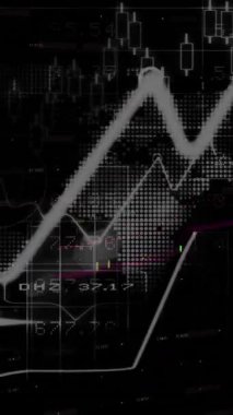 Siyah arkaplan üzerinde veri işleme animasyonu. küresel iş ve dijital arayüz kavramı dijital olarak oluşturulmuş video.