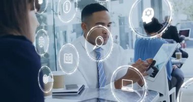 İş adamı kafede parmak kaldırıyor ve tableti tıkırdatıyor, veri brifingi için iş simgeleri oluşturuyor. Teknoloji, yenilik, işbirliği, fütüristik, çalışma alanı, dijital, iletişim