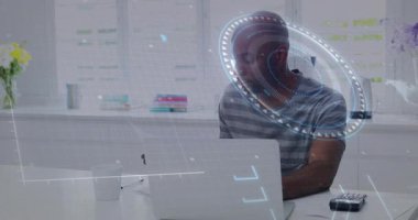 Adam dizüstü bilgisayarı açıyor ve artan çizelgeleri gösteriyor. Kutuları dolduruyor, verileri görselleştiriyor. Teknoloji, yenilik, veri, analitik, çalışma alanı, dijital, odaklanma