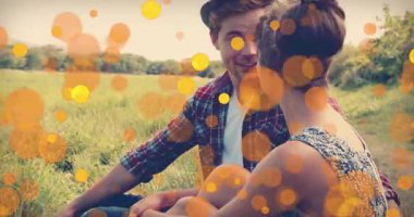 Bokeh örtüsü çayırlarda sürükleniyor. Birbirlerine gülümseyip hayat tarzını tanıtıyorlar. Romantizm, bağlantı, sükunet, doğa, mutluluk, açık hava, bohem